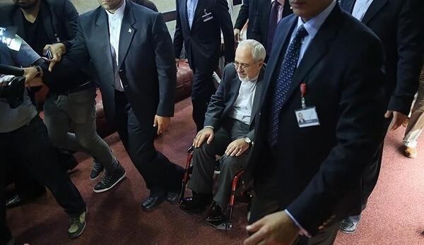عکس ظریف با ویلچر