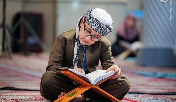 عکس قرآن کریم خواندن