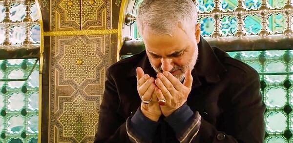 عکس حاج قاسم در ضریح امام رضا