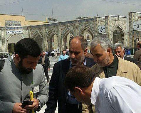 عکس حاج قاسم در ضریح امام رضا