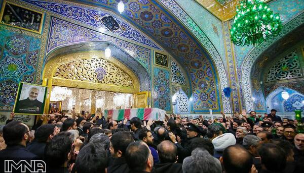 عکس حاج قاسم در ضریح امام رضا