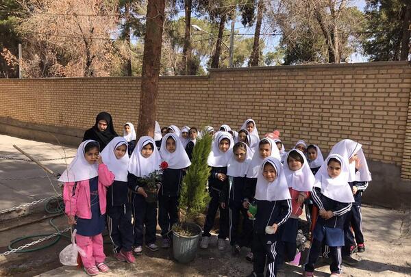 عکس کاشت نهال دانش آموزان