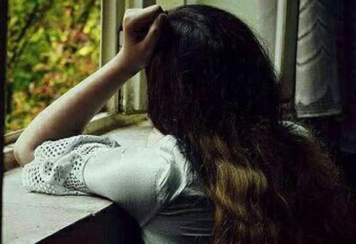 غمگین عکس عاشقانه دختر کنار پنجره