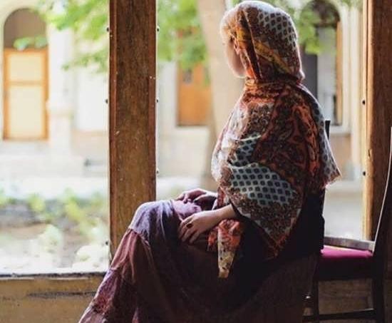 عکس زن غمگین پشت پنجره