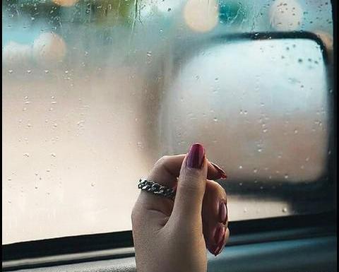 عکس زن غمگین پشت پنجره