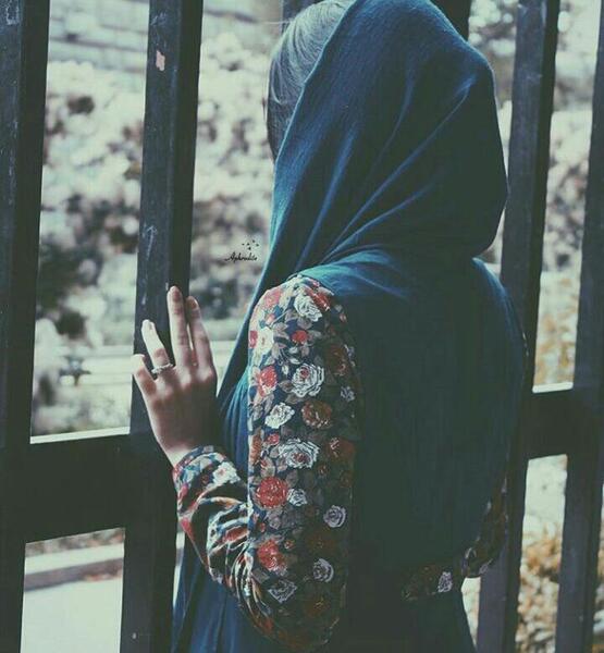 عکس زن غمگین پشت پنجره