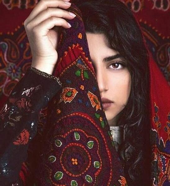 ژست عکس دخترانه تکی هنری