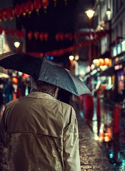 عکس مرد تنها زیر باران