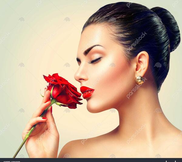 عکس گل رز در دست دختر