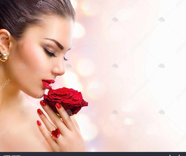 عکس گل رز در دست دختر