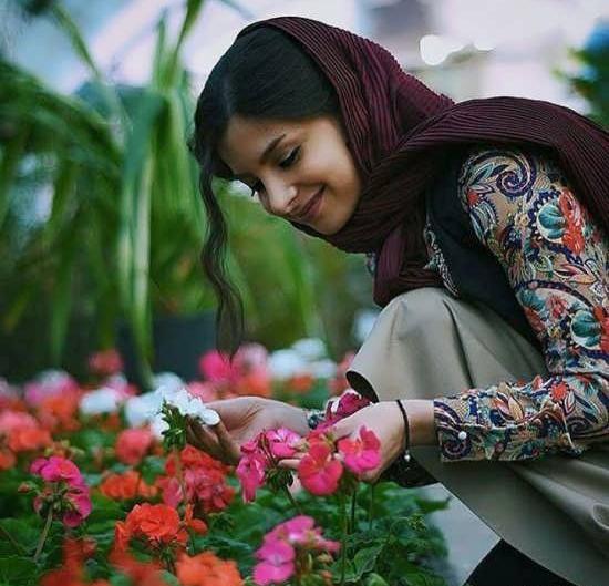 ژست عکس دخترانه در باغ