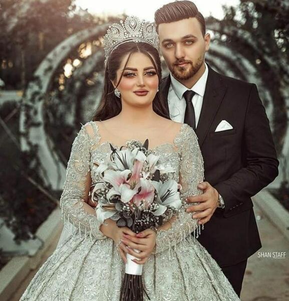 ژست عکس عروس و داماد در آتلیه