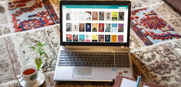 عکس لپ تاپ با کتاب