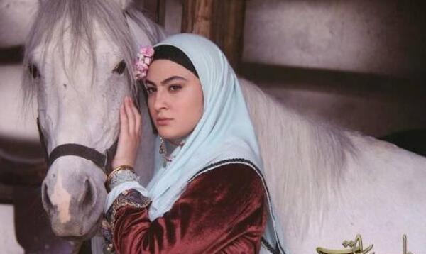 عکس ساینا حسینی در بانوی عمارت