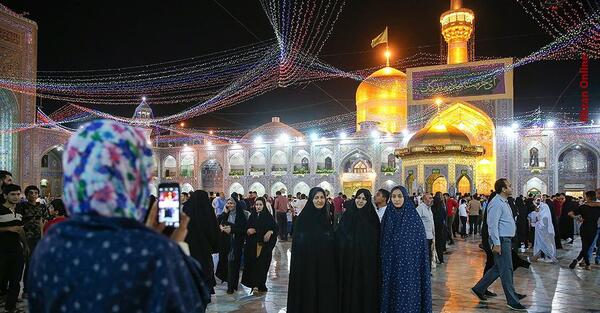 ژست عکس با حرم امام رضا