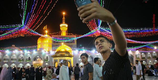ژست عکس با حرم امام رضا