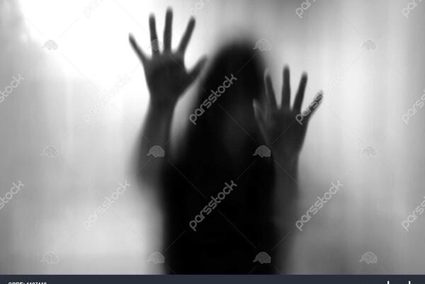 عکس دختر تنها پشت شیشه