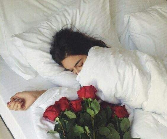 عکس عاشقانه رو تخت خواب