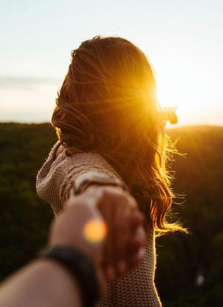 عکس دختر تنها در غروب پاییز