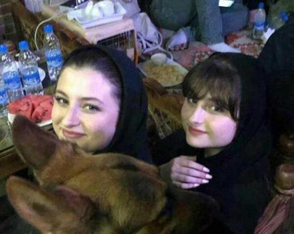 عکس سارا و نیکا با سگ هایشان