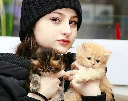 عکس سارا و نیکا با سگ هایشان