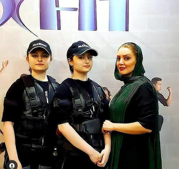 عکس سارا نیکا و سگ