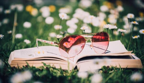 عکس کتاب و عینک برای پروفایل