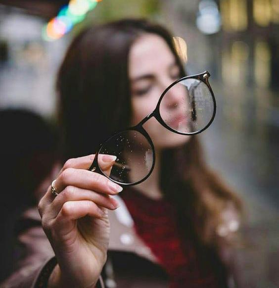 عکس کتاب و عینک برای پروفایل