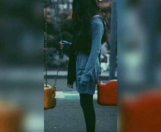 عکس دختر تنها روی تاب نشسته