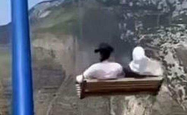 عکس دختر تنها روی تاب نشسته