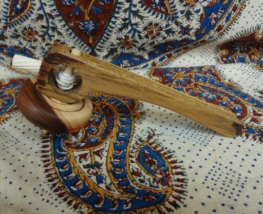 عکس فرفره چوبی طلایی
