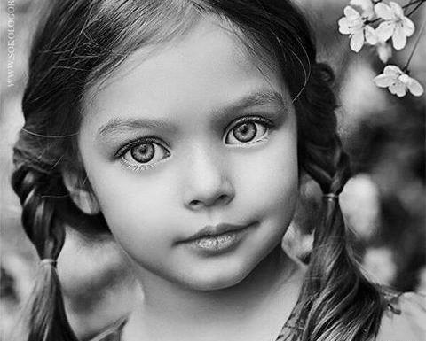 عکس سیاه سفید دختر بچه غمگین