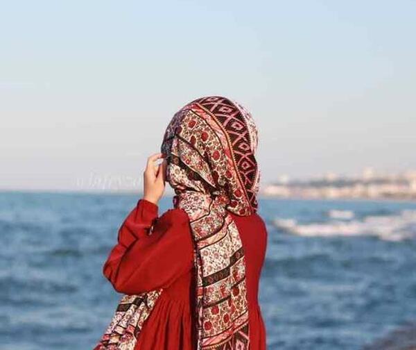 عکس دختر تنها با لباس بلند