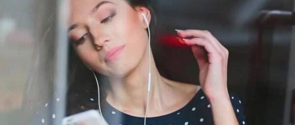 عکس دختر تنها با هندزفری
