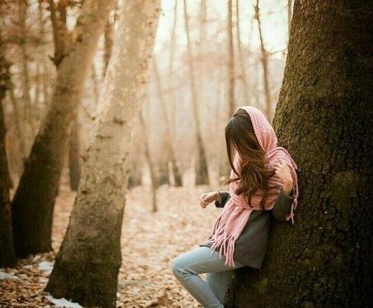 عکس دختر تنها کنار درخت