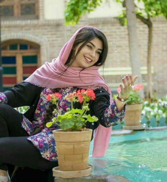 عکس دختر تنها ولی خوشحال