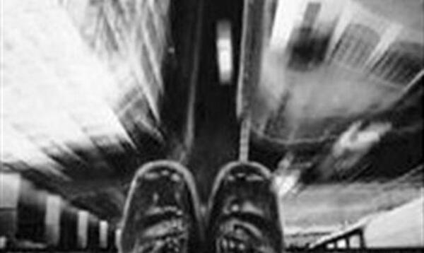 عکس دختر تنها در حال خودکشی