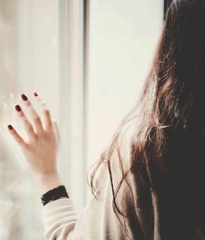 عکس دختر تنها تو کافه