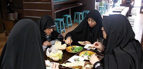 عکس دختر تنها تو کافه