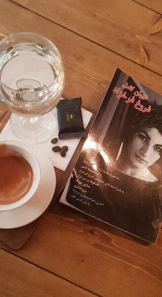 عکس دختر تنها تو کافه