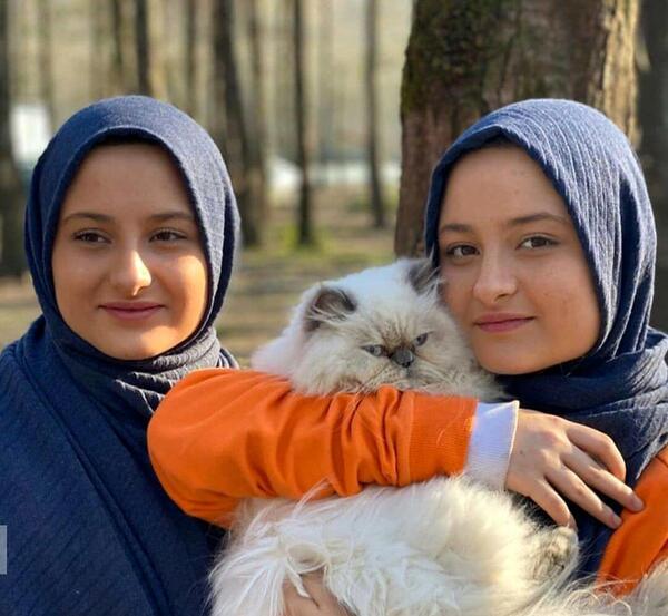 عکس سارا و نیکا با گربه