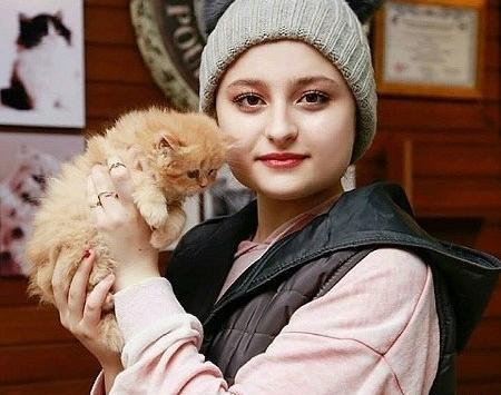 عکس سارا و نیکا با گربه