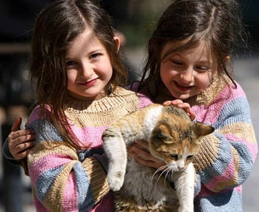 عکس سارا و نیکا با گربه