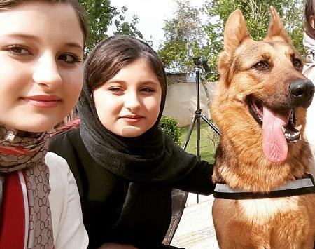 عکس سارا و نیکا با گربه