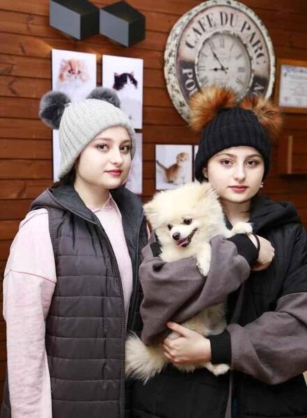 عکس سارا و نیکا با گربه
