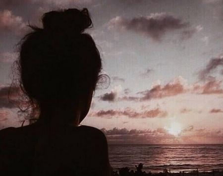 عکس غمگین دختر از پشت سر