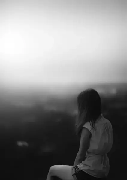 عکس سیاه غمگین دخترانه