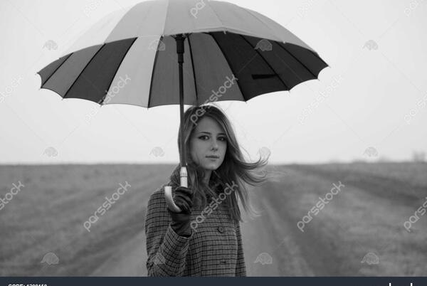 عکس دختر تنها با چتر