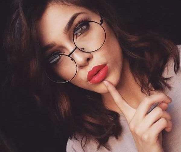 ژست عکس دخترانه شاخ در خانه