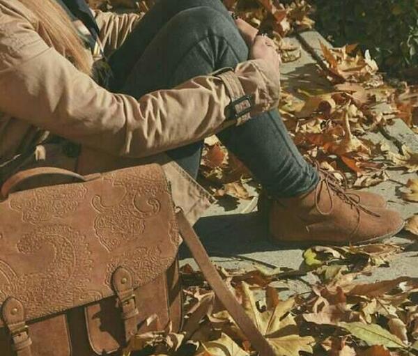 عکس دختر تنها تو پاییز